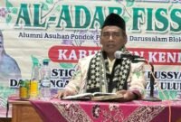 KH. Ali Mahfudz Syafa’at menyampaikan tausiyah saat kegiatan Halal Bihalal dan selapanan pengajian Kitab Ihya’ Ulumiddin yang digelar Alumni Blokagung Kendal di Johorejo, Gemuh, Kendal. Foto : Wawasannews,com