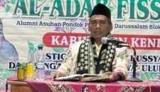 KH. Ali Mahfudz Syafa’at menyampaikan tausiyah saat kegiatan Halal Bihalal dan selapanan pengajian Kitab Ihya’ Ulumiddin yang digelar Alumni Blokagung Kendal di Johorejo, Gemuh, Kendal. Foto : Wawasannews,com