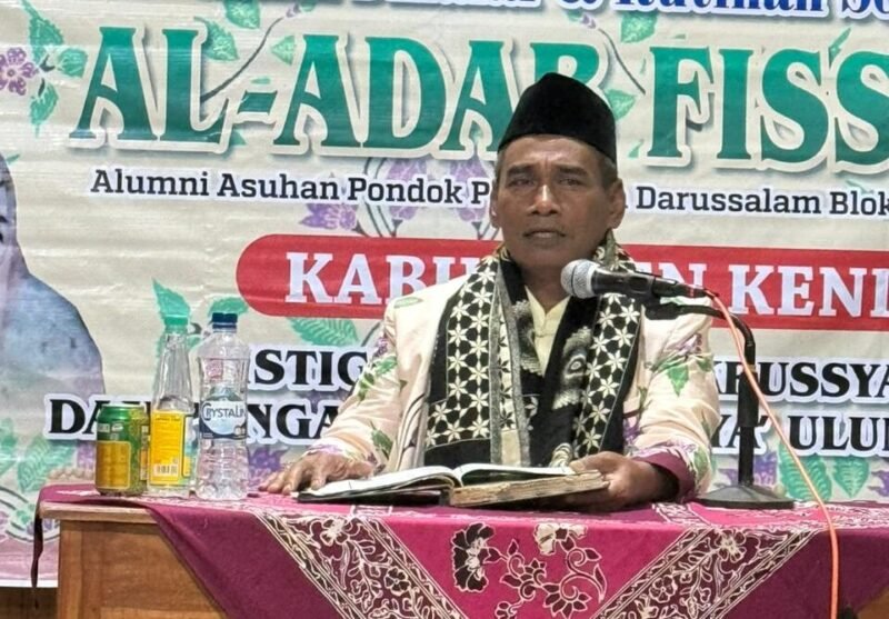 KH. Ali Mahfudz Syafa’at menyampaikan tausiyah saat kegiatan Halal Bihalal dan selapanan pengajian Kitab Ihya’ Ulumiddin yang digelar Alumni Blokagung Kendal di Johorejo, Gemuh, Kendal. Foto : Wawasannews,com
