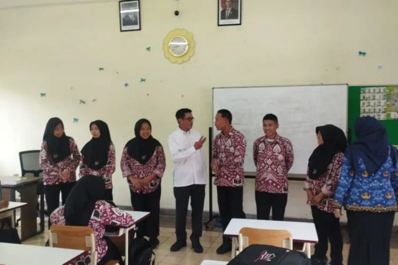 Deputi Bidang Koordinasi Pemberdayaan Masyarakat Desa, Daerah Tertinggal, dan Daerah Tertentu Kemenko PM Abdul Haris saat melakukan monitoring dan evaluasi terhadap pelaksanaan Sekolah Rakyat Menengah Atas 22 Malang, Jawa Timur, Kamis (2/4/2026). (Istimewa/Wawasannews)