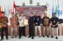 Perwakilan KPU Kabupaten Kendal bersama jajaran stakeholder menunjukkan dokumen hasil rapat pleno terbuka rekapitulasi pemutakhiran data pemilih berkelanjutan Triwulan I tahun 2026 di Aula KPU Kendal, Kamis (2/4/2026). Foto Wawasannews.com