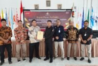 Perwakilan KPU Kabupaten Kendal bersama jajaran stakeholder menunjukkan dokumen hasil rapat pleno terbuka rekapitulasi pemutakhiran data pemilih berkelanjutan Triwulan I tahun 2026 di Aula KPU Kendal, Kamis (2/4/2026). Foto Wawasannews.com