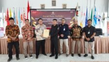 Perwakilan KPU Kabupaten Kendal bersama jajaran stakeholder menunjukkan dokumen hasil rapat pleno terbuka rekapitulasi pemutakhiran data pemilih berkelanjutan Triwulan I tahun 2026 di Aula KPU Kendal, Kamis (2/4/2026). Foto Wawasannews.com