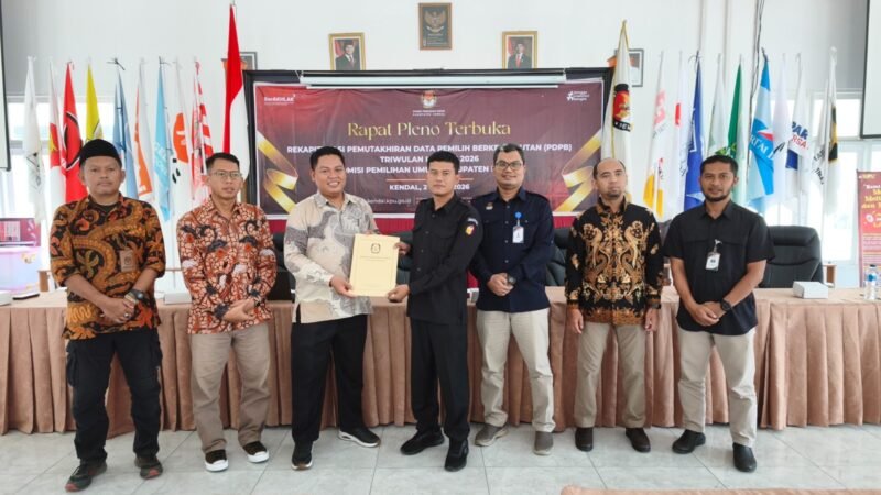 Perwakilan KPU Kabupaten Kendal bersama jajaran stakeholder menunjukkan dokumen hasil rapat pleno terbuka rekapitulasi pemutakhiran data pemilih berkelanjutan Triwulan I tahun 2026 di Aula KPU Kendal, Kamis (2/4/2026). Foto Wawasannews.com
