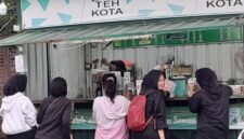 ANTRI. Pembeli antre di gerai es teh jumbo Teh Kota, Gemuhblanten, Kendal, di tengah kenaikan harga plastik yang mulai menekan pelaku, Minggu (12/4/2026). Foto : Wawasannews.com