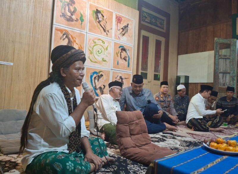 Suasana pengajian dan halal bihalal di Pesantren Budaya Ndalem Wongsorogo, Desa Sidorejo, Kecamatan Brangsong, Kendal, Minggu (12/4/2026) malam. Foto : Wawasannews.com