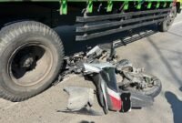 Foto Sepeda motor ringsek usai terlibat kecelakaan dengan truk di Jalan Lingkar Pantura Kaliwungu, Kabupaten Kendal, Selasa (14/4/2026). Foto : Wawasannews.com
