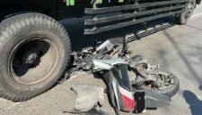 Foto Sepeda motor ringsek usai terlibat kecelakaan dengan truk di Jalan Lingkar Pantura Kaliwungu, Kabupaten Kendal, Selasa (14/4/2026). Foto : Wawasannews.com
