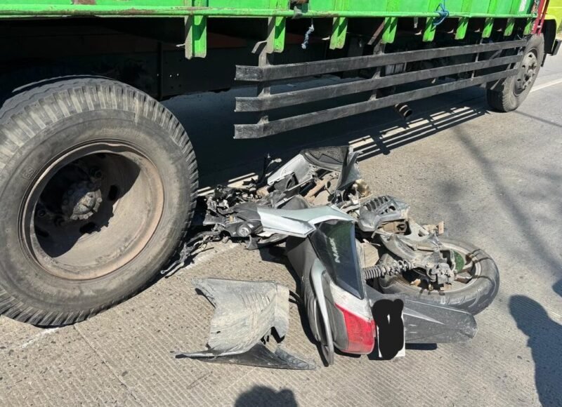 Foto Sepeda motor ringsek usai terlibat kecelakaan dengan truk di Jalan Lingkar Pantura Kaliwungu, Kabupaten Kendal, Selasa (14/4/2026). Foto : Wawasannews.com