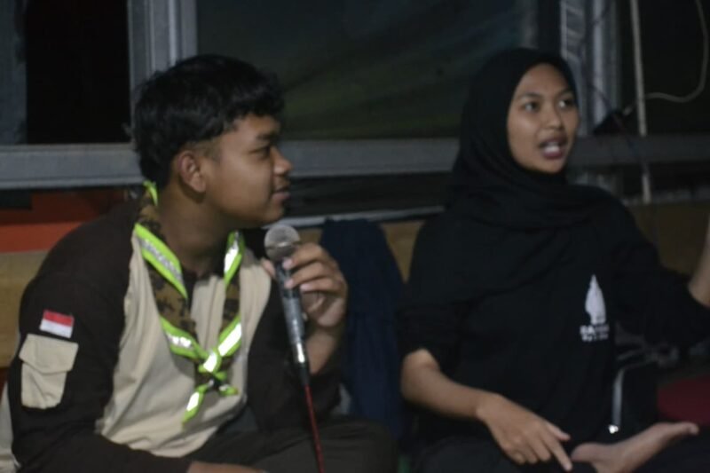 Peserta kegiatan literasi berdiskusi dalam sesi sharing pada perayaan Anniversary ke-3 Komunitas Katak-Katak Sementaun di Curug Jeglong, Kecamatan Plantungan, Kabupaten Kendal, Jumat (11/4/2026). Foto : Wawasannews.com