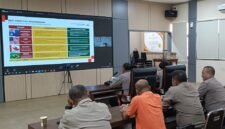 Sejumlah personel Polres Kendal mengikuti rapat koordinasi daring dengan menyimak paparan materi terkait mitigasi kebakaran hutan dan lahan (karhutla) di Aula Tribrata Polres Kendal, Selasa (14/4/2026). Foto : Wawasannews.com