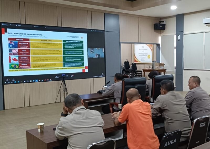 Sejumlah personel Polres Kendal mengikuti rapat koordinasi daring dengan menyimak paparan materi terkait mitigasi kebakaran hutan dan lahan (karhutla) di Aula Tribrata Polres Kendal, Selasa (14/4/2026). Foto : Wawasannews.com