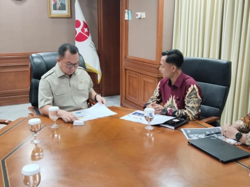 Diskusi intens Kepala BRIN Prof. Arif Satria ( sebelah kiri ) dengan Ketua PDKN Ulin Nuha ( Sebelah Kanan )