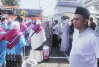 Ketua Komisi D DPRD Kendal, Dedy Ashari Styawan saat pelepasan Jemaah Calon Haji Kloter 18 di Alun-alun Kendal, Minggu (26/4/2026). Foto: Fuad/Wawasannews