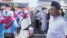 Ketua Komisi D DPRD Kendal, Dedy Ashari Styawan saat pelepasan Jemaah Calon Haji Kloter 18 di Alun-alun Kendal, Minggu (26/4/2026). Foto: Fuad/Wawasannews