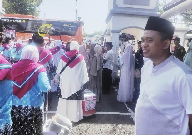 Ketua Komisi D DPRD Kendal, Dedy Ashari Styawan saat pelepasan Jemaah Calon Haji Kloter 18 di Alun-alun Kendal, Minggu (26/4/2026). Foto: Fuad/Wawasannews