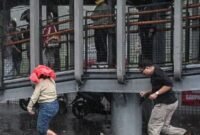 Warga berlari menerobos hujan lebat di pedestrian Jalan Sudirman, Jakarta, Rabu (25/3/2026). (Istimewa/Wawasannews)