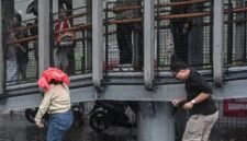 Warga berlari menerobos hujan lebat di pedestrian Jalan Sudirman, Jakarta, Rabu (25/3/2026). (Istimewa/Wawasannews)