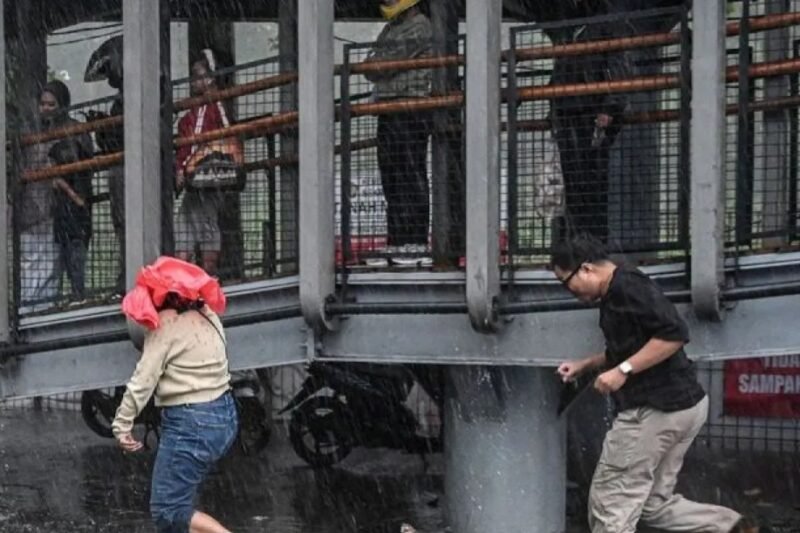 Warga berlari menerobos hujan lebat di pedestrian Jalan Sudirman, Jakarta, Rabu (25/3/2026). (Istimewa/Wawasannews)