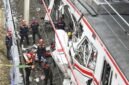 Petugas mengevakuasi gerbong KRL Commuterline dan KA Argo Bromo Anggrek relasi Gambir-Surabaya Pasar Turi pascakecelakaan di Stasiun Bekasi Timur, Bekasi, Jawa Barat, Selasa (28/4/2026). (Istimewa/Wawasannews)