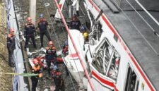 Petugas mengevakuasi gerbong KRL Commuterline dan KA Argo Bromo Anggrek relasi Gambir-Surabaya Pasar Turi pascakecelakaan di Stasiun Bekasi Timur, Bekasi, Jawa Barat, Selasa (28/4/2026). (Istimewa/Wawasannews)