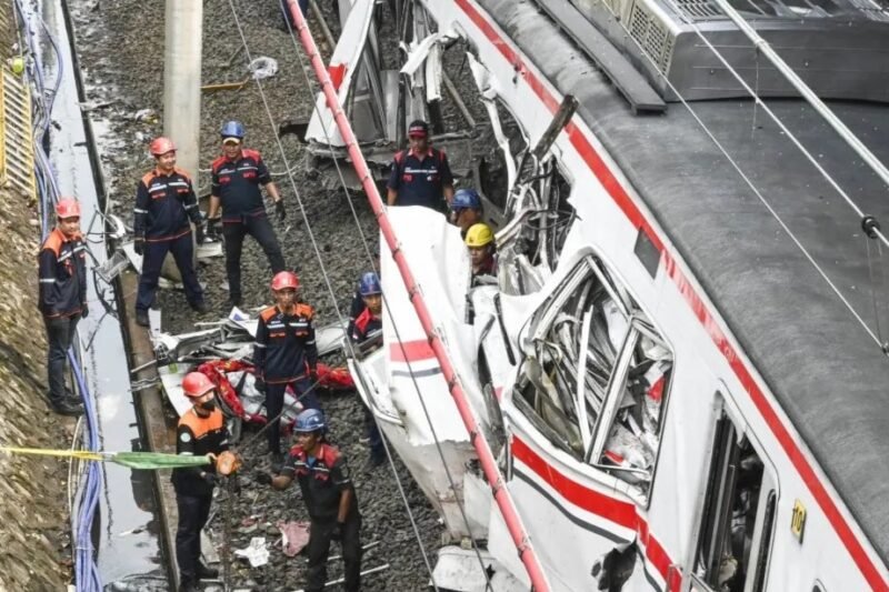Petugas mengevakuasi gerbong KRL Commuterline dan KA Argo Bromo Anggrek relasi Gambir-Surabaya Pasar Turi pascakecelakaan di Stasiun Bekasi Timur, Bekasi, Jawa Barat, Selasa (28/4/2026). (Istimewa/Wawasannews)