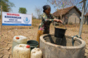 Foto ilustrasi seorang nenek sedang mengambil air dari sumur di tengah kondisi tanah yang mulai mengering, sebagai dampak musim kemarau yang mulai terasa. Wawasannews.com