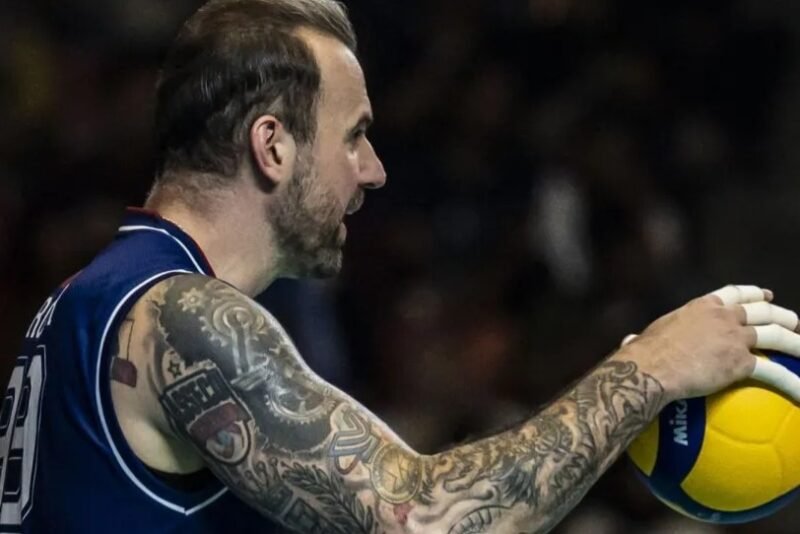 Pevoli Jakarta Lavani Livin Transmedia Gyoergy Grozer bersiap melakukan servis ke arah tim Jakarta Bhayangkara Presisi pada pertandingan Final Four Proliga 2026 di GOR Jatidiri, Semarang, Jawa Tengah, Minggu (19/4/2026). (Istimewa/Wawasannews)