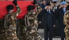 Arsip - Presiden Prabowo Subianto (kedua kanan) didampingi Presiden ke-6 Susilo Bambang Yudhoyono (kanan) memberi penghormatan kepada jenazah anggota pasukan penjaga perdamaian PBB di Lebanon, di Bandara Soekarno-Hatta, Tangerang, Banten (4/4/2026). (Istimewa/Wawasannews)