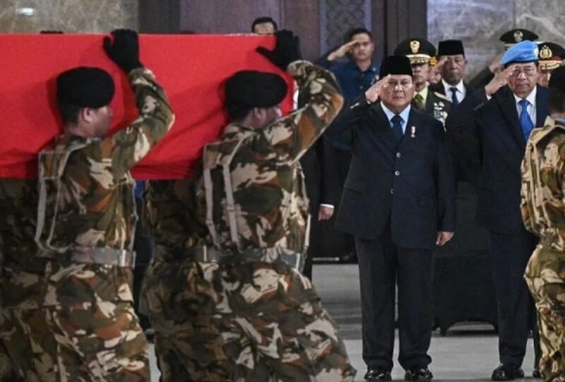 Arsip - Presiden Prabowo Subianto (kedua kanan) didampingi Presiden ke-6 Susilo Bambang Yudhoyono (kanan) memberi penghormatan kepada jenazah anggota pasukan penjaga perdamaian PBB di Lebanon, di Bandara Soekarno-Hatta, Tangerang, Banten (4/4/2026). (Istimewa/Wawasannews)