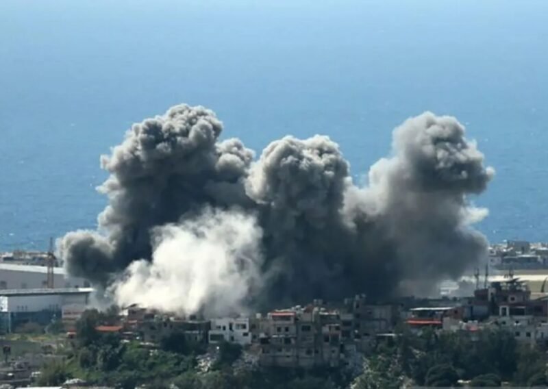 Asap mengepul di atas kawasan permukiman setelah serangan Israel di Beirut, Lebanon pada Rabu (8/4/2026). (Istimewa/Wawasannews)