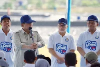Presiden RI Prabowo Subianto (kedua kiri) didampingi Menteri Koordinator Bidang Pangan Zulkifli Hasan (kedua kanan) dan Menteri Kelautan dan Perikanan Sakti Wahyu Trenggono (kiri) saat meninjau panen raya udang di Tambak Budidaya Udang Berbasis Kawasan di Kebumen, Jawa Tengah, Sabtu (23/5/2026). (Istimewa/Wawasannews)