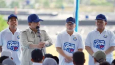 Presiden RI Prabowo Subianto (kedua kiri) didampingi Menteri Koordinator Bidang Pangan Zulkifli Hasan (kedua kanan) dan Menteri Kelautan dan Perikanan Sakti Wahyu Trenggono (kiri) saat meninjau panen raya udang di Tambak Budidaya Udang Berbasis Kawasan di Kebumen, Jawa Tengah, Sabtu (23/5/2026). (Istimewa/Wawasannews)