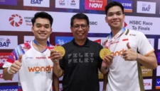 Asisten pelatih ganda putra utama Indonesia Chafidz Yusuf berpose bersama ganda putra Leo Rolly Carnando/Daniel Marthin, setelah menjuarai BWF World Tour Super 500 Thailand Open 2026, Bangkok, Thailand, Minggu (17/5/2026). (Istimewa/Wawasannews)