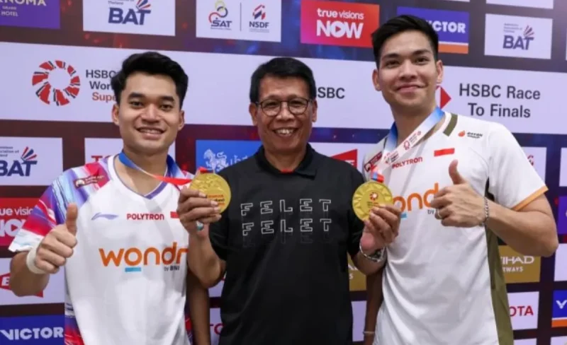 Asisten pelatih ganda putra utama Indonesia Chafidz Yusuf berpose bersama ganda putra Leo Rolly Carnando/Daniel Marthin, setelah menjuarai BWF World Tour Super 500 Thailand Open 2026, Bangkok, Thailand, Minggu (17/5/2026). (Istimewa/Wawasannews)
