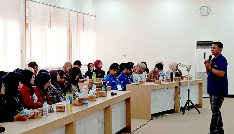 Kepala Perum LKBN ANTARA Biro Jawa Tengah Teguh Imam Wibowo menyampaikan materi dalam pelatihan jurnalistik bertajuk “Teknik Dasar Penulisan Berita Standar Kantor Berita” di Ruang Sidang FISIP Universitas Jenderal Soedirman (Unsoed) Purwokerto, Kabupaten Banyumas, Sabtu (9/5/2026). (Istimewa/Wawasannews)