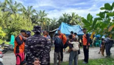 Tim gabungan Basarnas Pasaman saat menemukan dan mengevakuasi korban yang ditemukan dalam keadaan meninggal dunia di Sungai Batang Paparian Kecamatan Parik Koto Balingka, Rabu (20/5/2026). (Istimewa/Wawasannews)