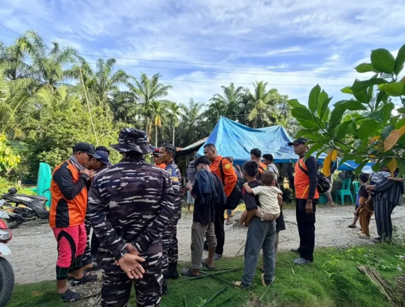 Tim gabungan Basarnas Pasaman saat menemukan dan mengevakuasi korban yang ditemukan dalam keadaan meninggal dunia di Sungai Batang Paparian Kecamatan Parik Koto Balingka, Rabu (20/5/2026). (Istimewa/Wawasannews)
