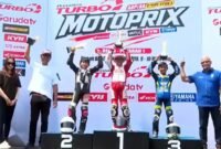 Suasana penyerahan trofi pemenang Kejuaraan Nasional (Kejurnas) Motoprix 2026 seri pembuka Regional B di Sirkuit Gelora Bung Tomo (GBT), Surabaya, Minggu (10/5/2026). (Istimewa/Wawasannews).