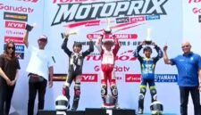 Suasana penyerahan trofi pemenang Kejuaraan Nasional (Kejurnas) Motoprix 2026 seri pembuka Regional B di Sirkuit Gelora Bung Tomo (GBT), Surabaya, Minggu (10/5/2026). (Istimewa/Wawasannews).