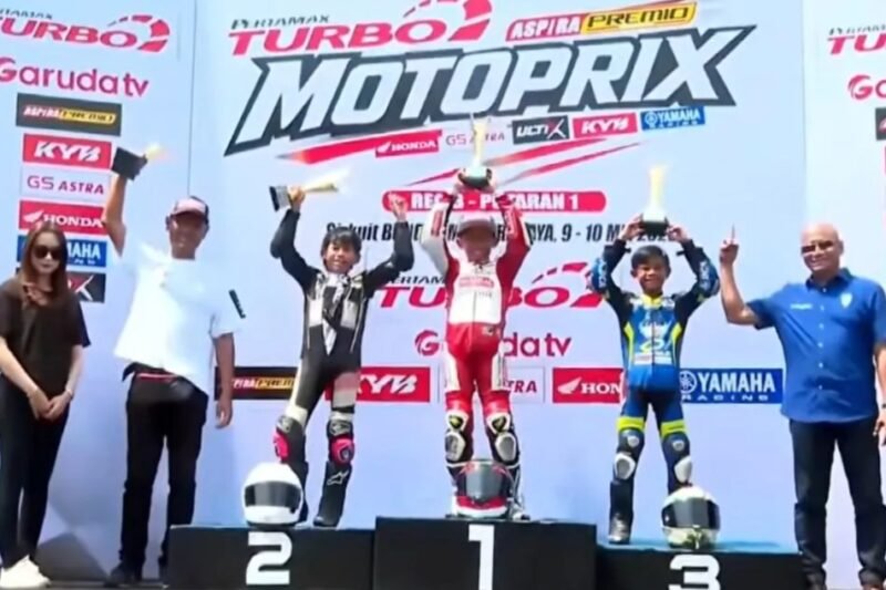 Suasana penyerahan trofi pemenang Kejuaraan Nasional (Kejurnas) Motoprix 2026 seri pembuka Regional B di Sirkuit Gelora Bung Tomo (GBT), Surabaya, Minggu (10/5/2026). (Istimewa/Wawasannews).