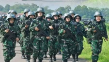 Siswa Komcad dari ASN kementerian menjalankan latihan simulasi tempur di area latihan lapangan tembak Tigin Priyatna Lanud Atang Sendjaja, Bogor, Jawa Barat, Kamis (14/5/2026). (Istimewa/Wawasannews).