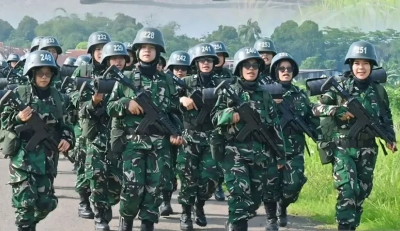 Siswa Komcad dari ASN kementerian menjalankan latihan simulasi tempur di area latihan lapangan tembak Tigin Priyatna Lanud Atang Sendjaja, Bogor, Jawa Barat, Kamis (14/5/2026). (Istimewa/Wawasannews).