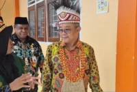 Mendikdasmen Abdul Mu'ti (kanan) saat meninjau pembangunan ruang kelas SMA Muhammadiyah Conservation Manokwari di Arfai, Manokwari, Papua Barat. (Istimewa/Wawasannews)