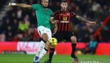 Foto arsip - Pemain Bournemouth Marcos Senesi (kanan) dalam lanjutan Liga Inggris di Vitality Stadium, Bournemouth, Inggris (11/11/2023). (Istimewa/Wawasannews).