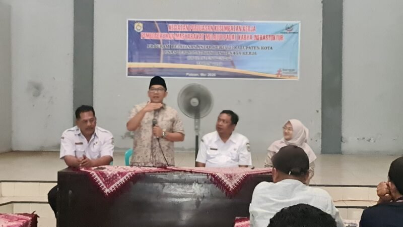 Ketua DPRD Kendal Mahfud Sodiq menyampaikan sambutan saat menghadiri kegiatan perluasan kesempatan kerja melalui program pemberdayaan masyarakat berbasis padat karya infrastruktur di Kabupaten Kendal, Rabu 13/05/2026. (Istimewa/Wawasannews).