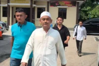 Aparat Polres Pekalongan Kota mengamankan seorang pria berinisial AKF (baju putih), pengasuh sekaligus pimpinan padepokan di Desa Simbang Kulon, Kecamatan Buaran, Rabu (27/5/2026). (Istimewa/Wawasannews)