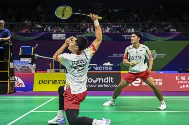 Arsip - Pebulu tangkis ganda putra Indonesia Leo Rolly Carnando (kiri) dan Daniel Marthin (kanan) dalam babak kualifikasi grup Piala Thomas 2024 di Chengdu Hi Tech Zone Sports Center Gymnasium, Chengdu, China, Senin (29/4/2024). (Istimewa/Wawasannews).