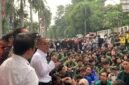 Menteri Pendidikan Tinggi, Sains, dan Teknologi (Mendiktisaintek), Brian Yuliarto menemui ratusan mahasiswa yang menggelar aksi di depan Gedung Kemendikti Saintek, Jakarta Pusat, Jumat (2/5/2025).(wawasannews.com)