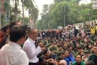 Menteri Pendidikan Tinggi, Sains, dan Teknologi (Mendiktisaintek), Brian Yuliarto menemui ratusan mahasiswa yang menggelar aksi di depan Gedung Kemendikti Saintek, Jakarta Pusat, Jumat (2/5/2025).(wawasannews.com)